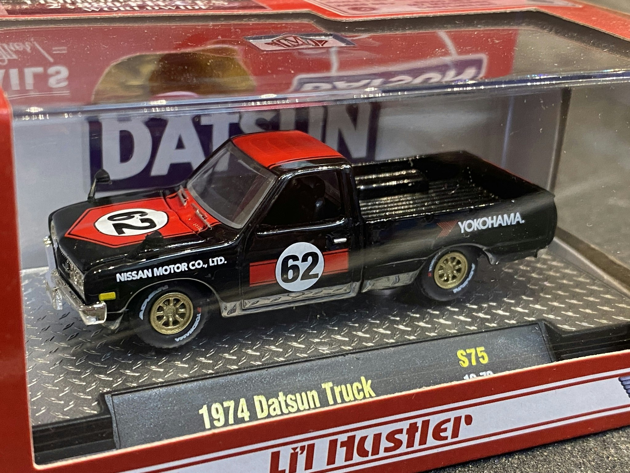Skala 1/64 Datsun Truck 1974' Black/red fr M2 Machines