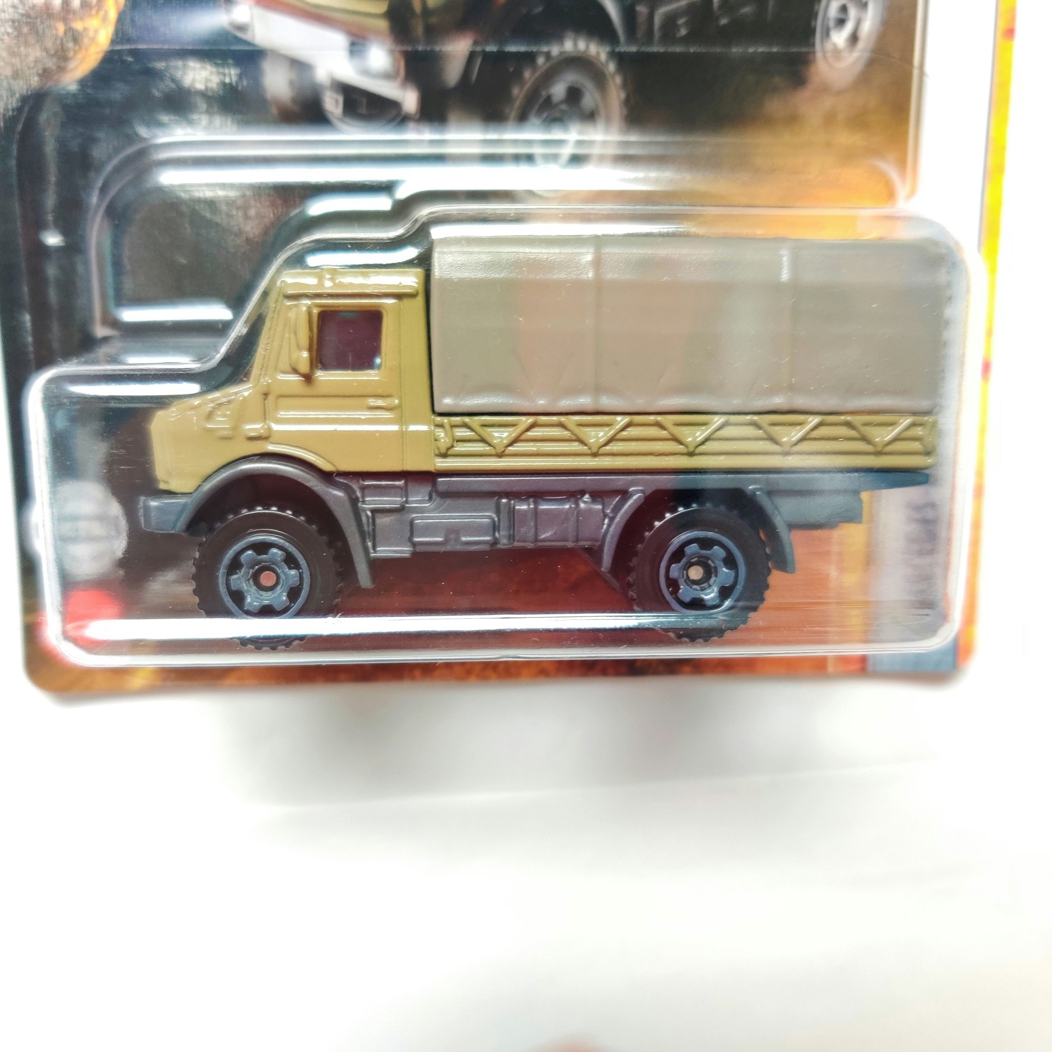 Skala 1/64 Matchbox: Merceds-Benz Unimog U5023 "Jurassic World"