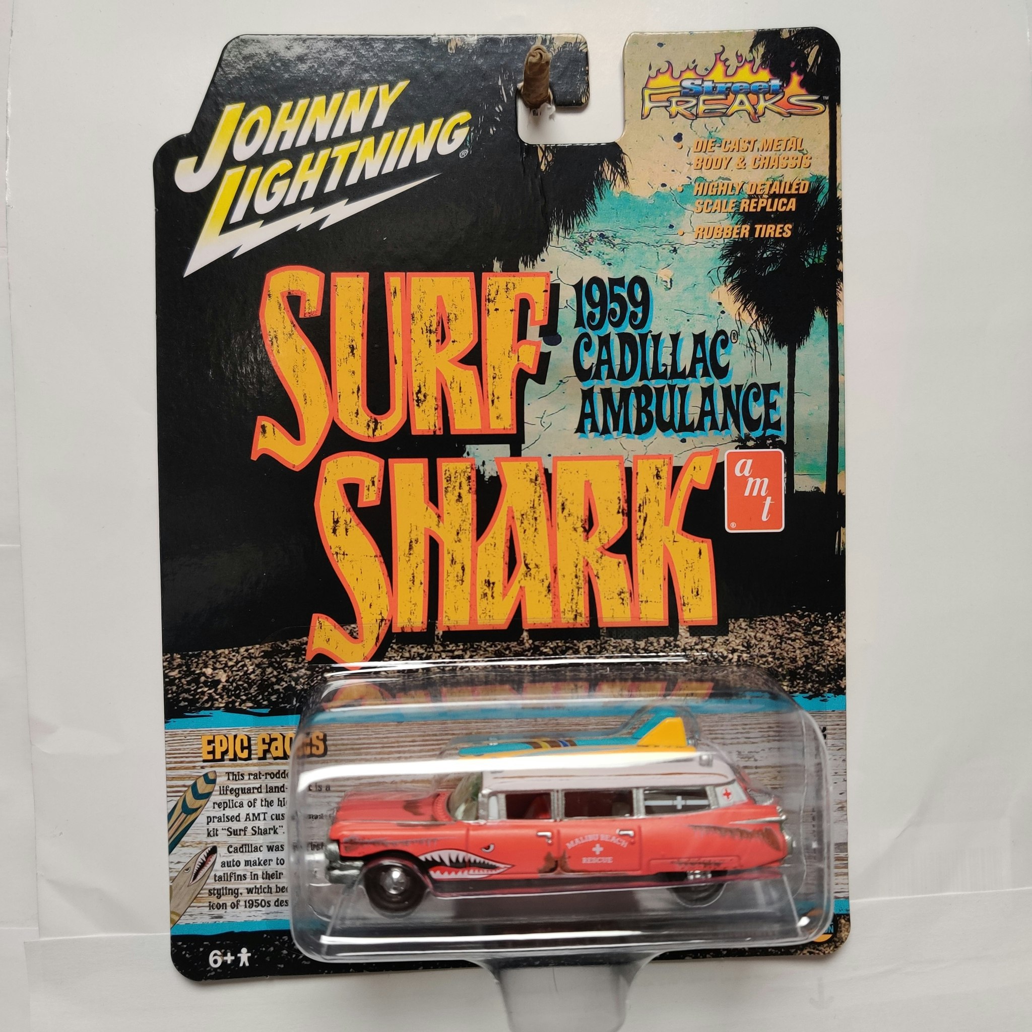 Skala 1/64 - Cadillac Ambulance 59' "Surf Shark" från Johnny Lightning