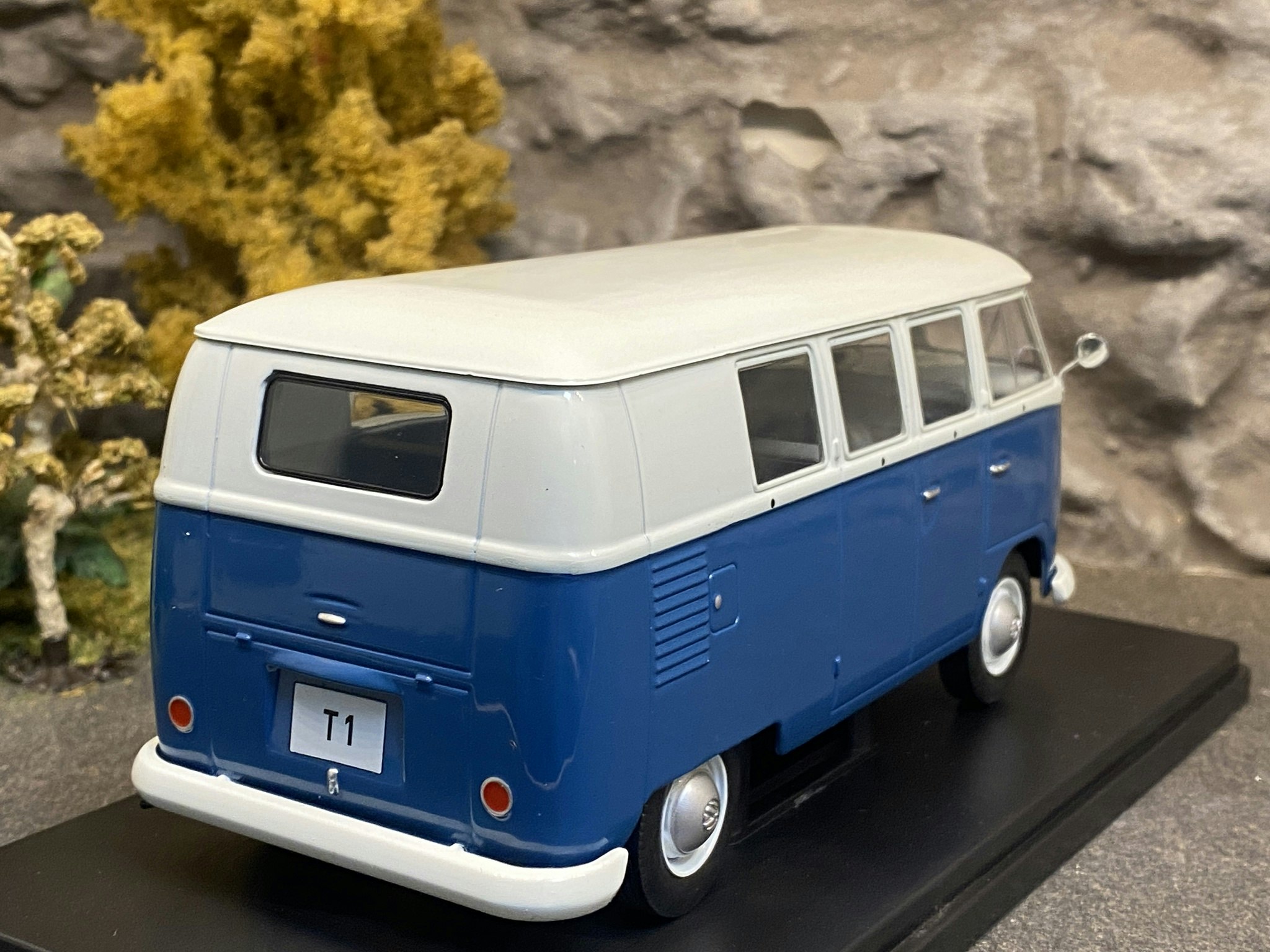 Skala 1/24 Volkswagen T1 Kombi, Blue/White WhiteBox