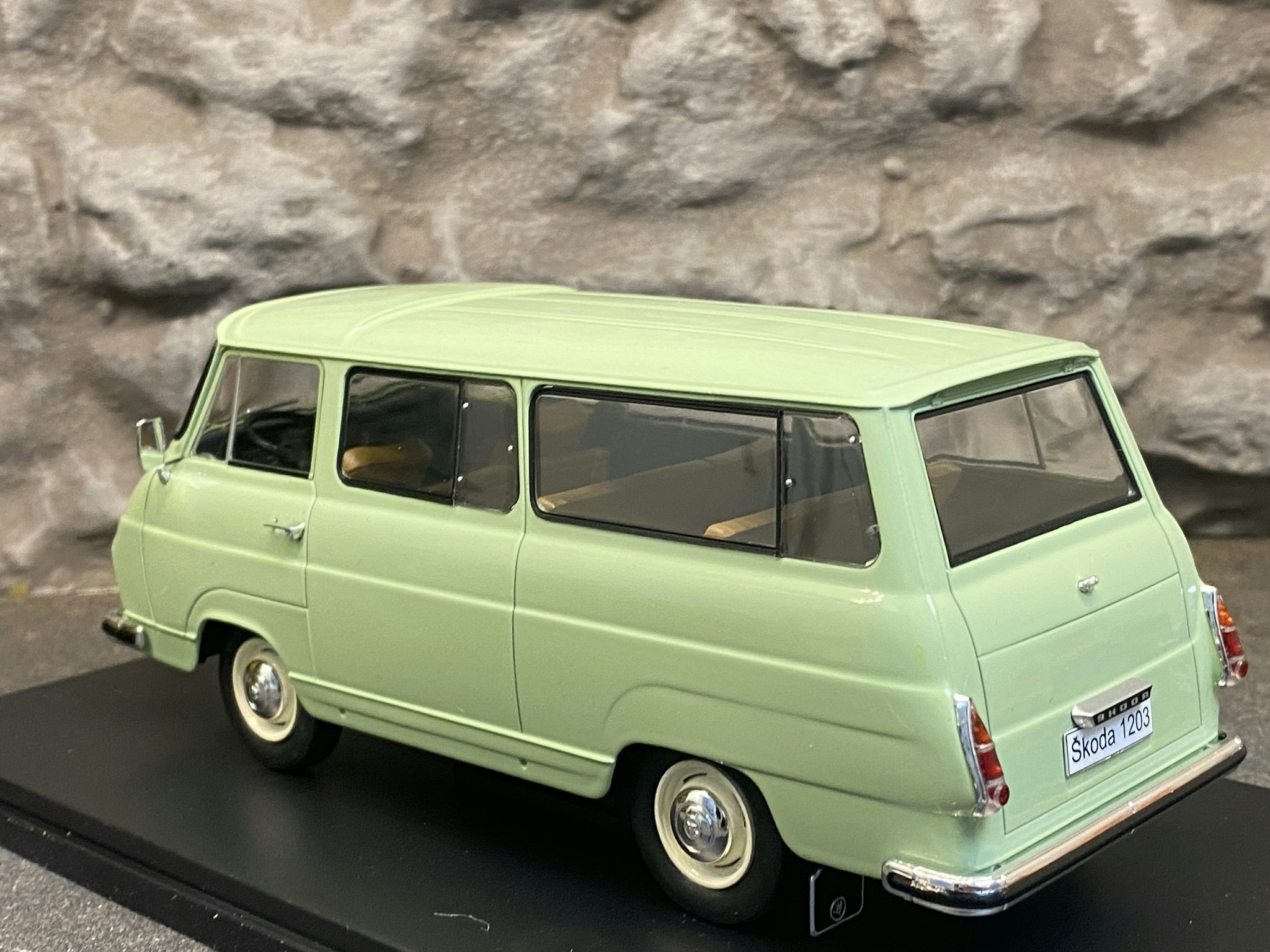 Skala 1/24 Skoda 1203, Light green fr WhiteBox