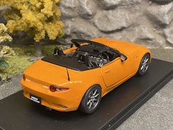 Skala 1/24 Mazda MX-5, Orange WhiteBox