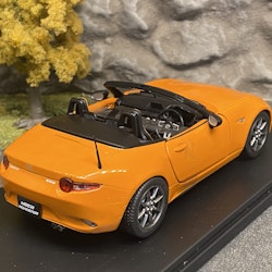 Skala 1/24 Mazda MX-5, Orange WhiteBox