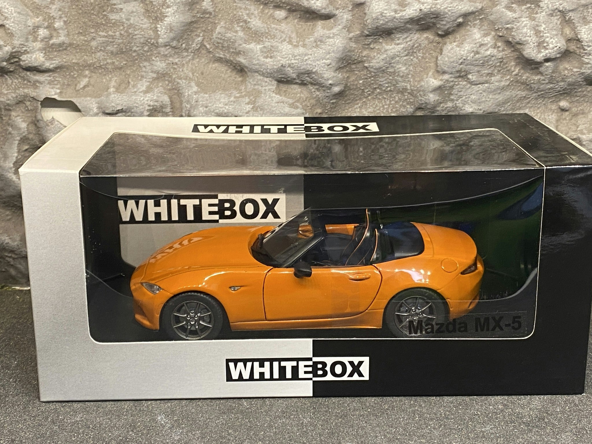 Skala 1/24 Mazda MX-5, Orange WhiteBox