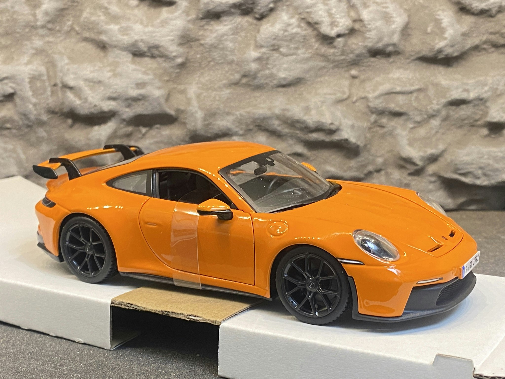 Skala 1/24 Porsche 911 GT3 (992), Orange fr Bburago