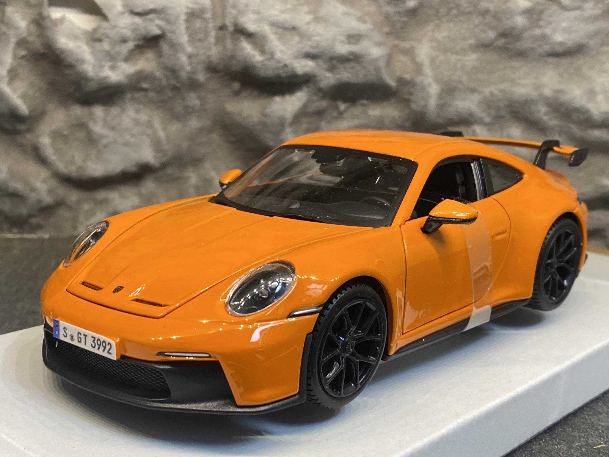 Skala 1/24 Porsche 911 GT3 (992), Orange fr Bburago