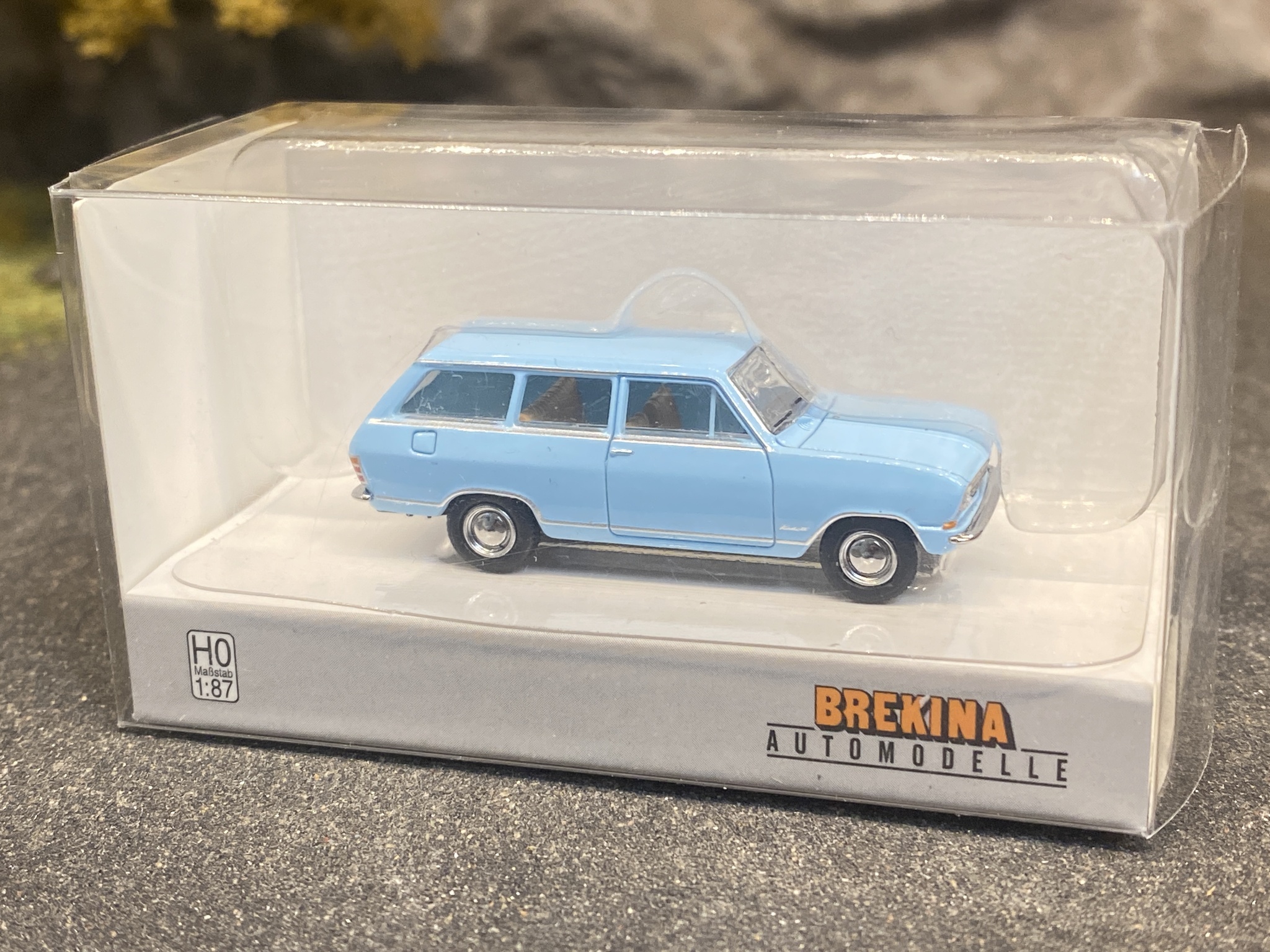 Skala 1/87 - Opel Kadett B Caravan, light blue fr Brekina
