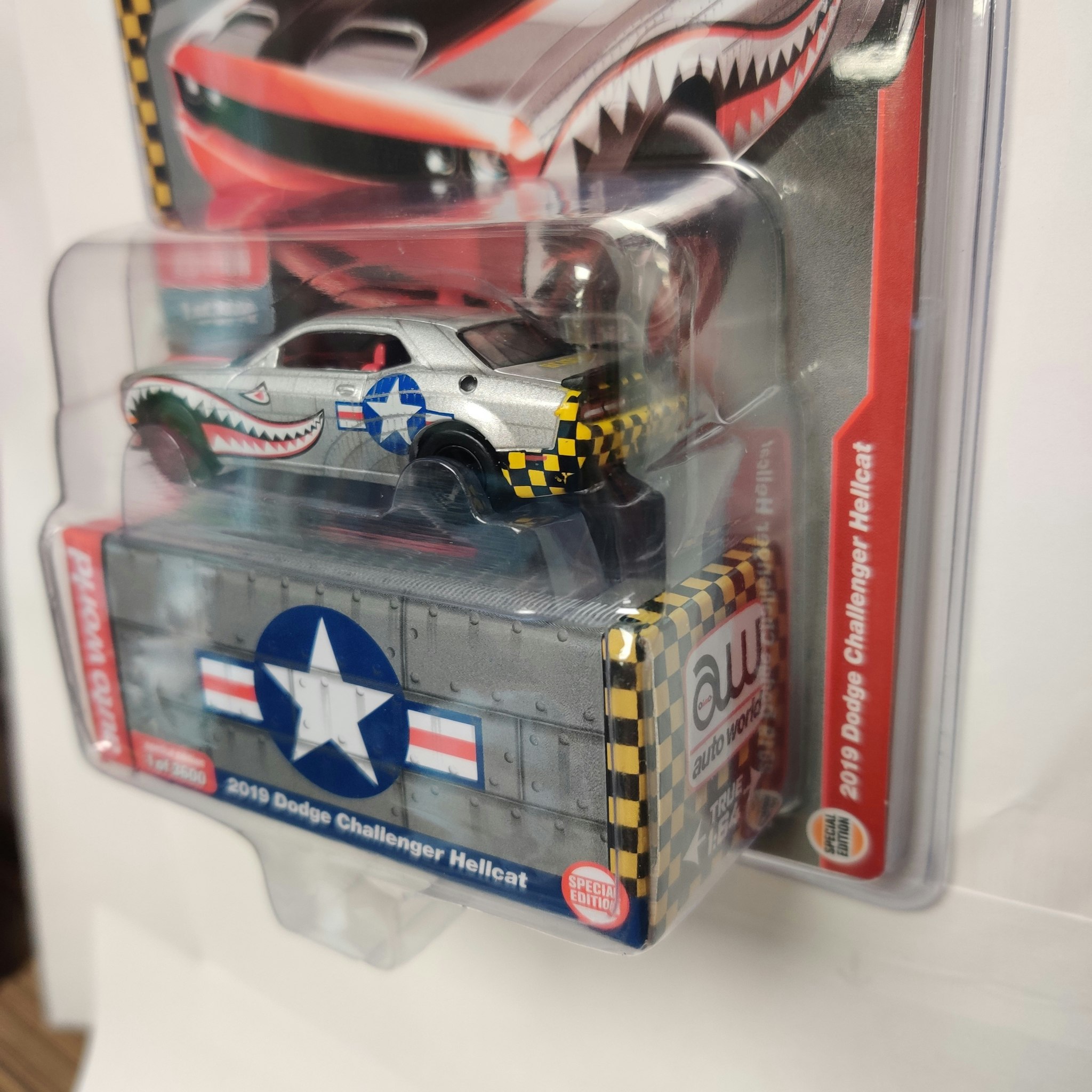 Skala 1/64 - Dodge Challenger Hellcat 2019 "The Bomber" fr Auto World
