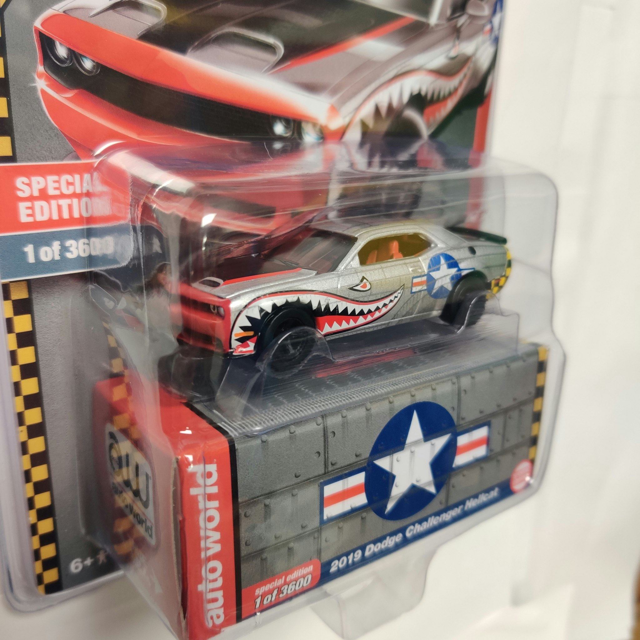 Skala 1/64 - Dodge Challenger Hellcat 2019 "The Bomber" fr Auto World