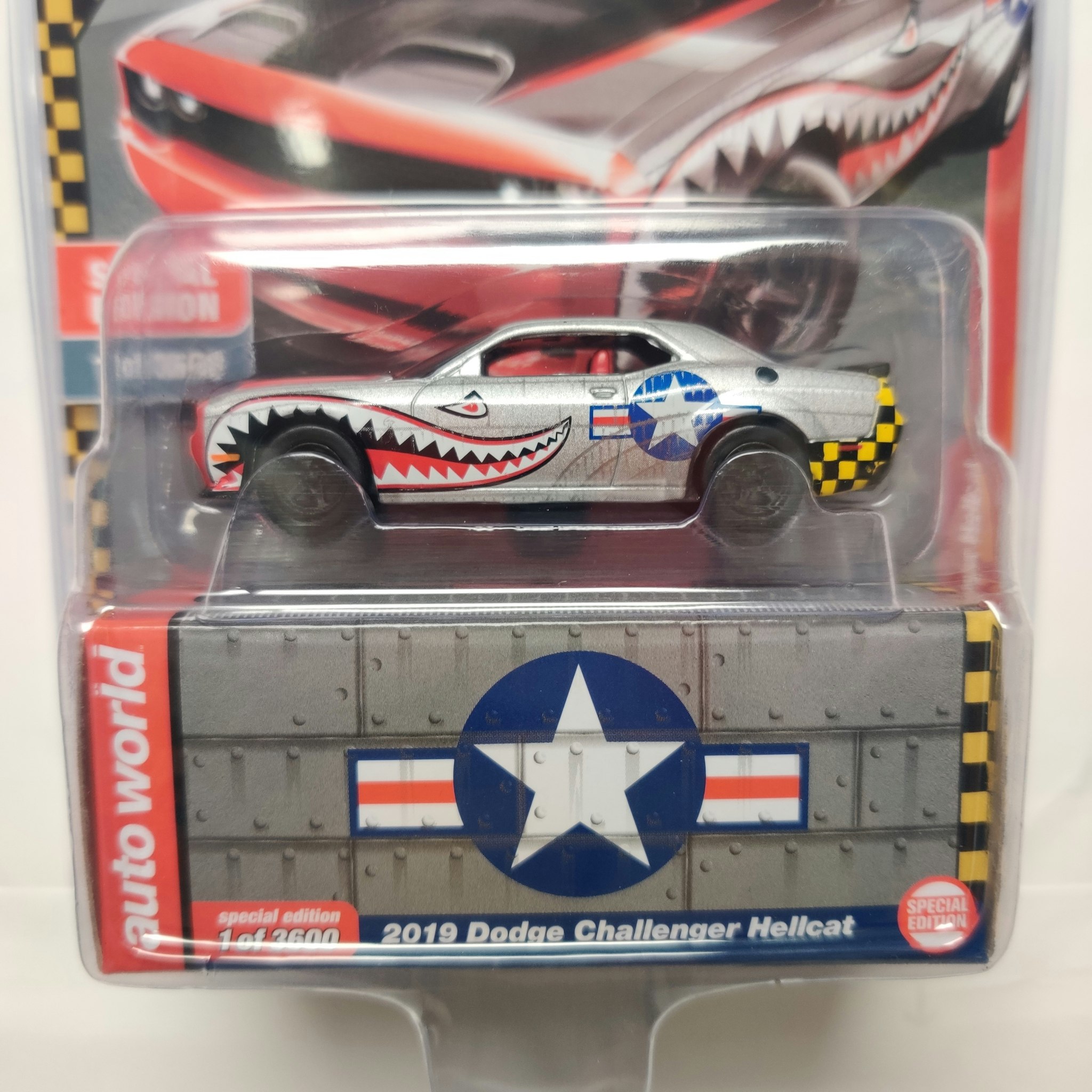 Skala 1/64 - Dodge Challenger Hellcat 2019 "The Bomber" fr Auto World
