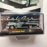 Skala 1/64 - Chevrolet Bel Air 57' "Black with Green Flames" fr Auto World