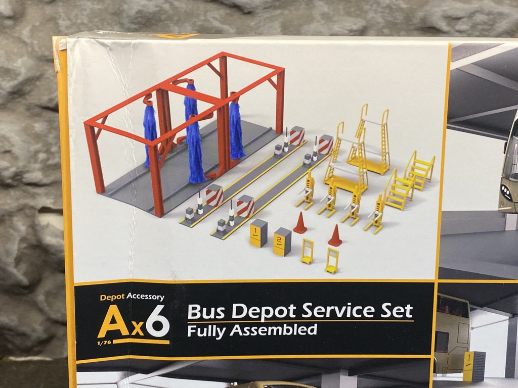 Skala 1/64 & 1/76: CMB Bus Depot Service Set - Diorama Red/Yellow fr Tiny Toys