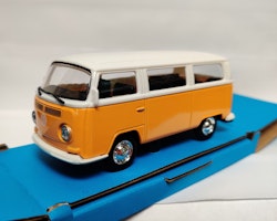 Skala 1/43 - Volkswagen T2 Type 2 Van med PullBack-motor från Maisto