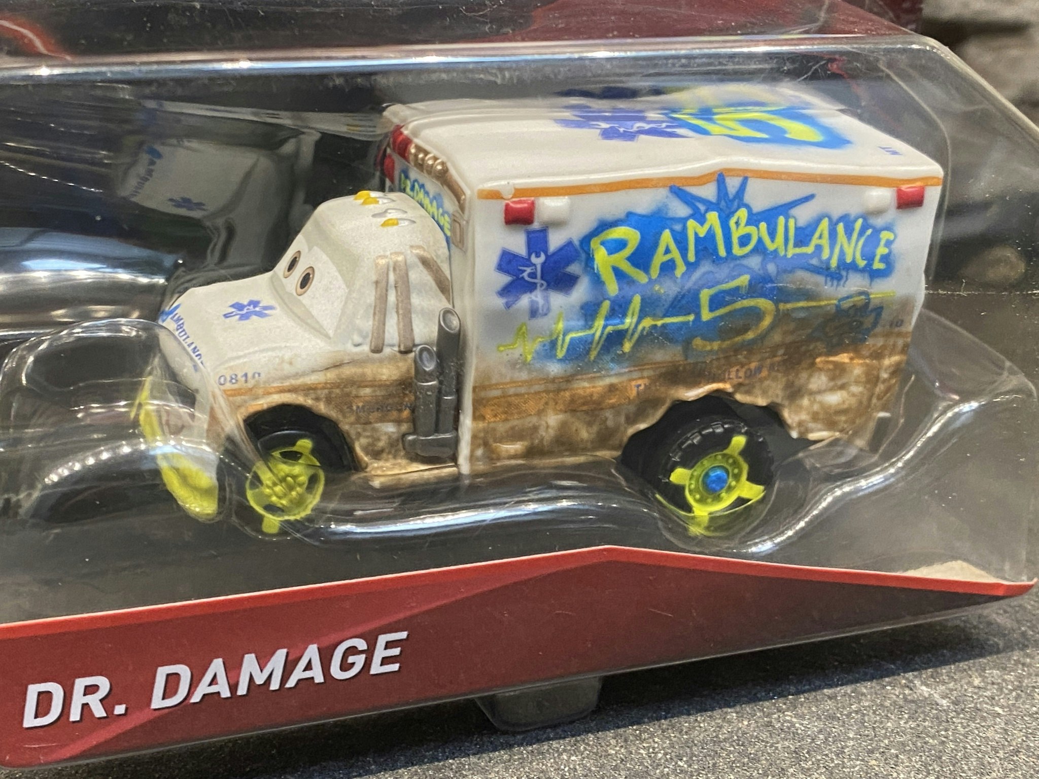 Skala 1/43 Disney · Pixar Cars: Dr. Damage "Rambulance"