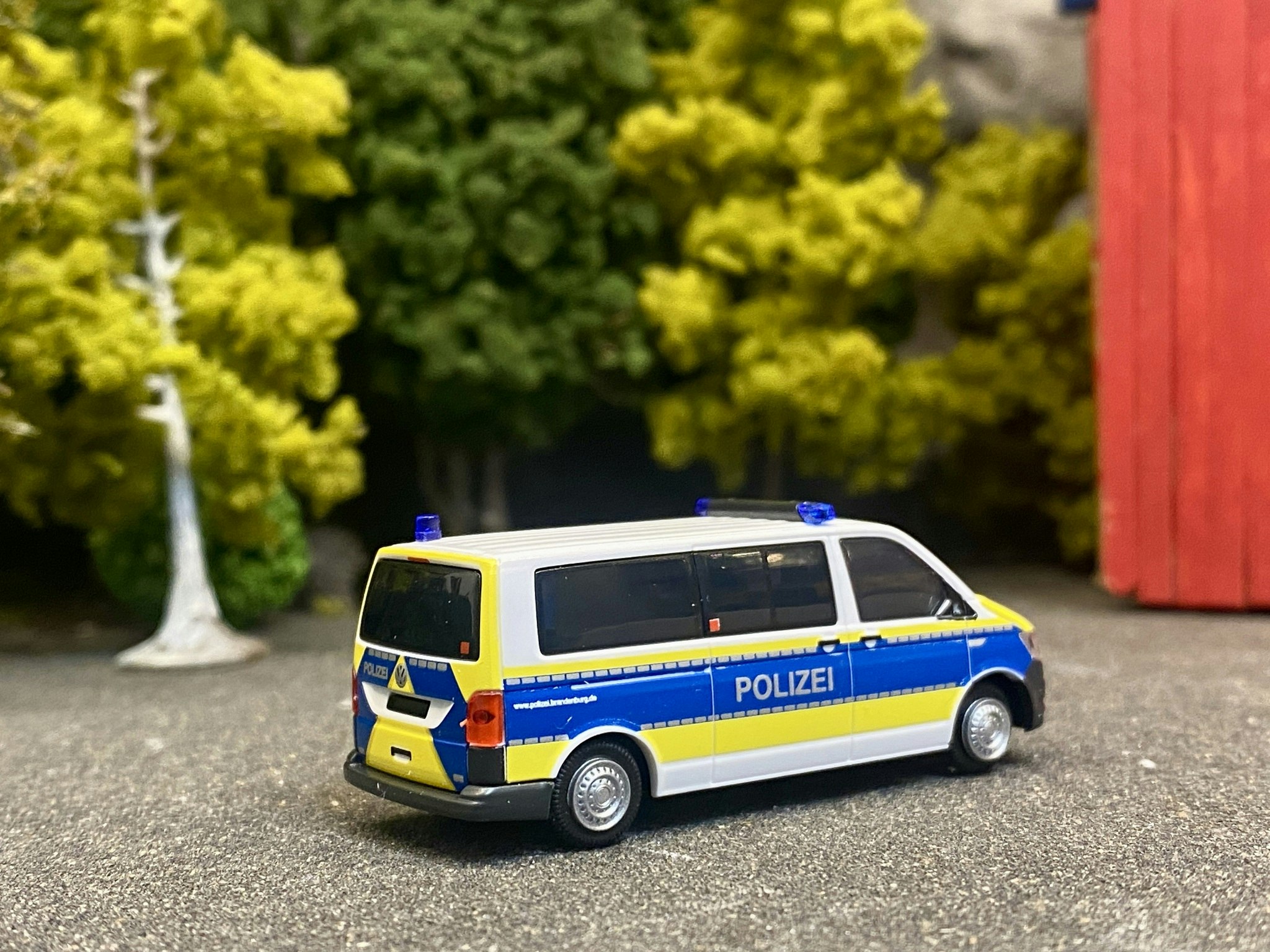 Skala 1/87 - NEW!!! - Volkswagen T6 "Polizei" (D) Brandenburg Police fr Rietze