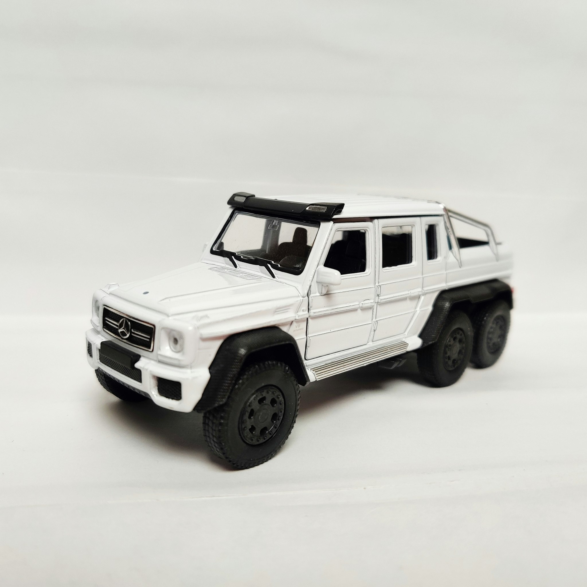 Skala 1/33-35 Mercedes-Benz G63 AMG 6x6 m pullback-motor från Welly