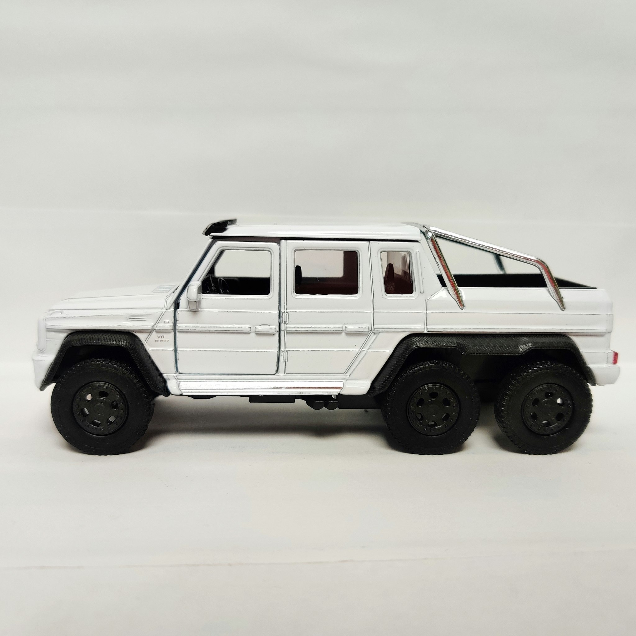 Skala 1/33-35 Mercedes-Benz G63 AMG 6x6 m pullback-motor från Welly