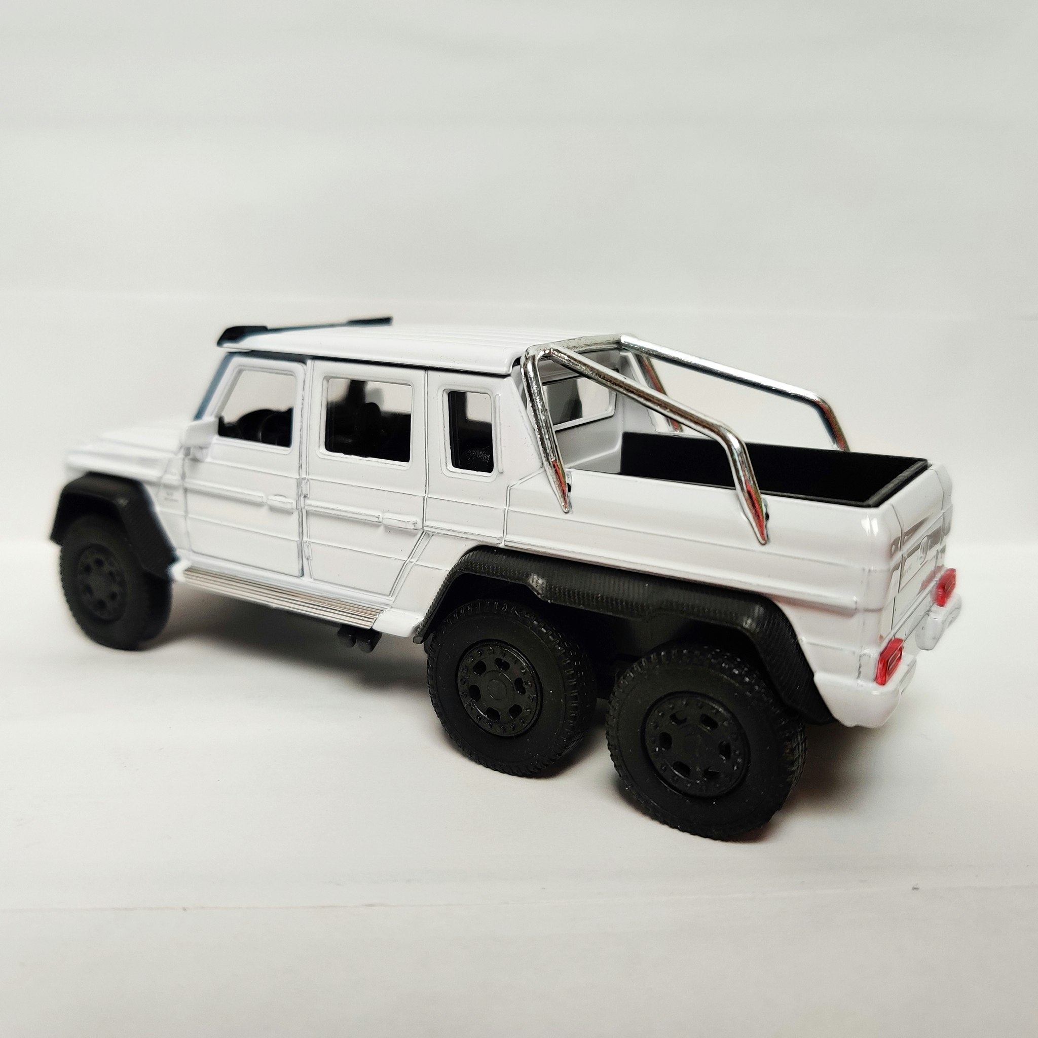 Skala 1/33-35 Mercedes-Benz G63 AMG 6x6 m pullback-motor från Welly