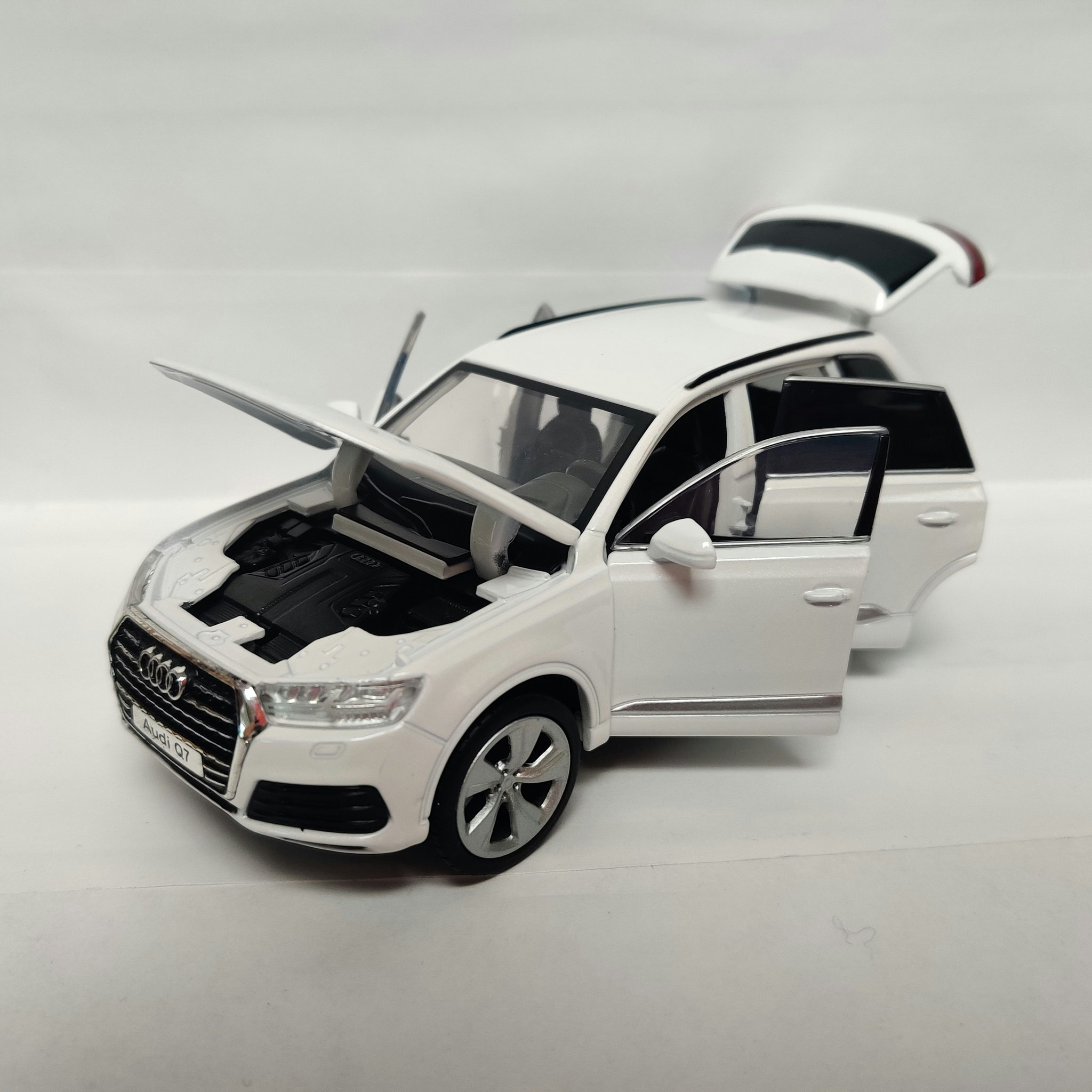 Skala 1/32 Audi Q7, Vit från Tayumo