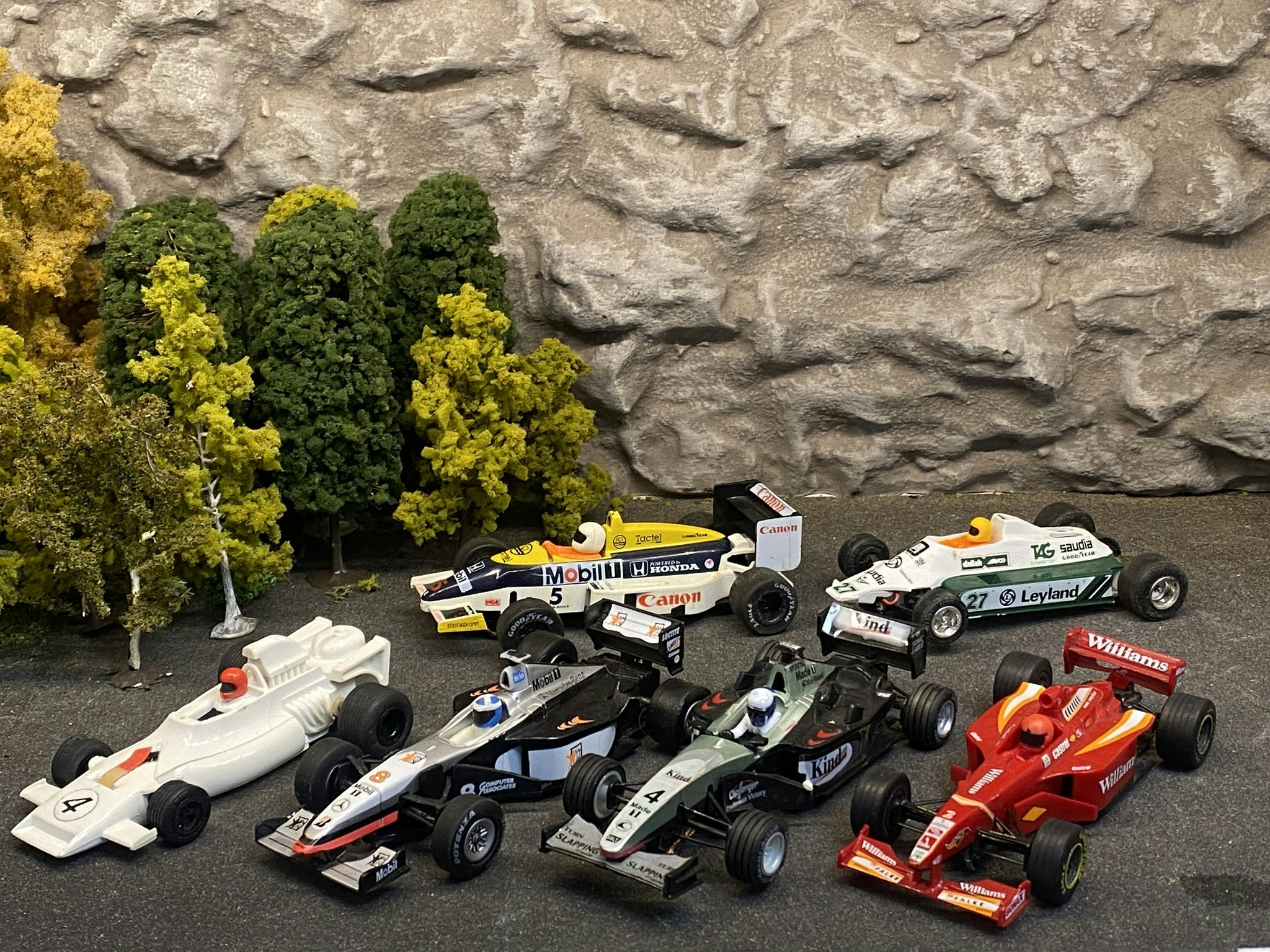 Skala 1/32 Used Analoge slotcars: 6 pcs F1 Cars "Do it yourself" fr Scalextric, etc