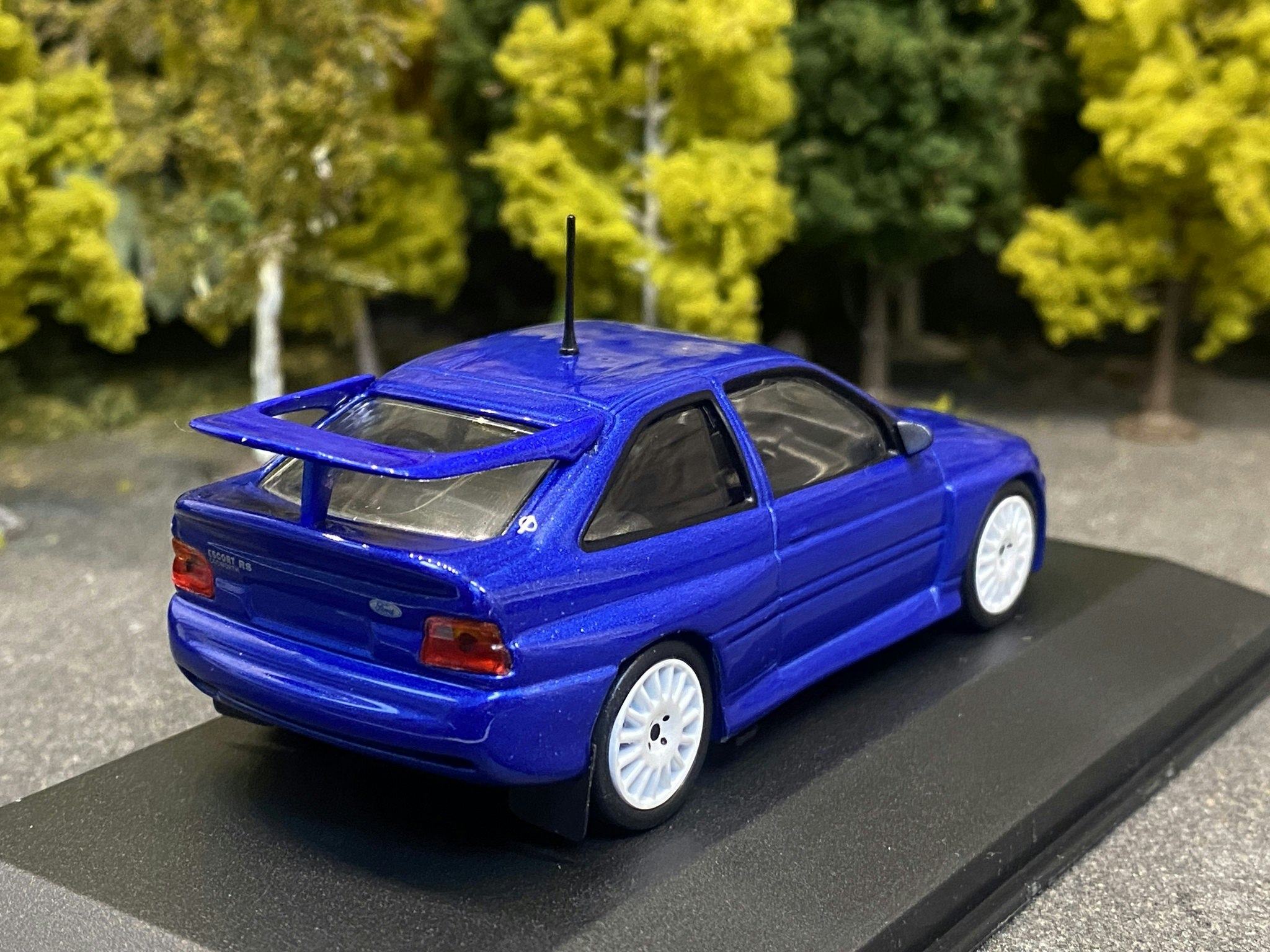 Skala 1/43 Ford Escort RS Cosworth 1992, Blue fr Solido