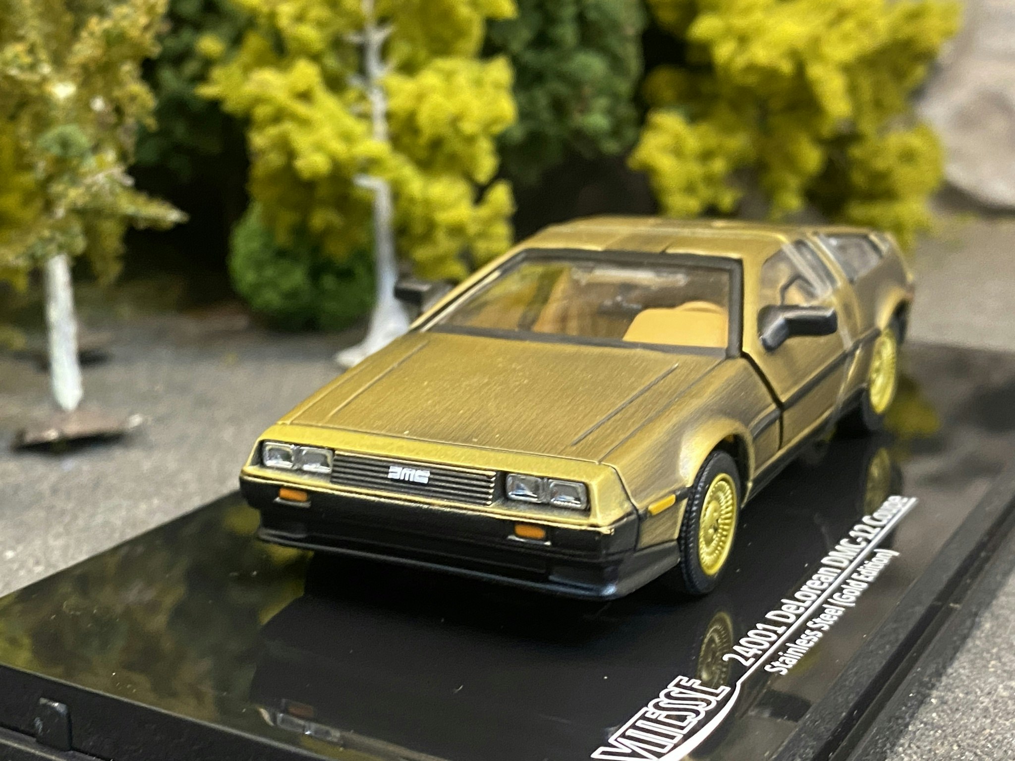 Skala 1/43 24002 DeLorean DMC-12 Coupe, Stainless steel Gold Edition fr Vitesse