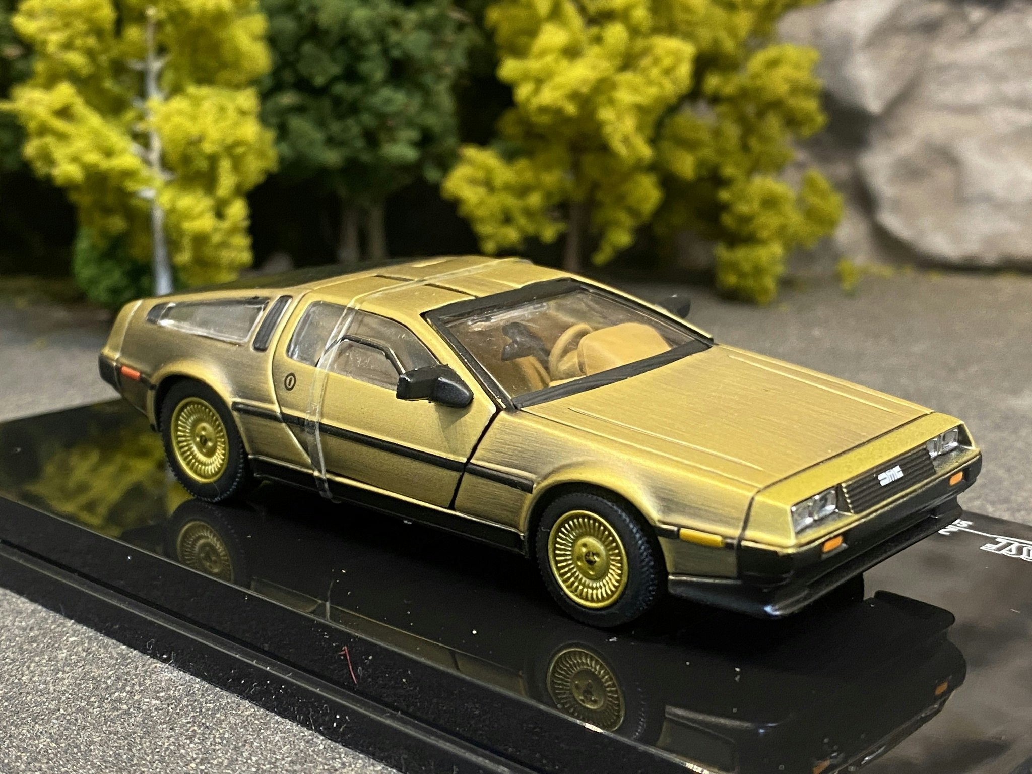 Skala 1/43 24002 DeLorean DMC-12 Coupe, Stainless steel Gold Edition fr Vitesse