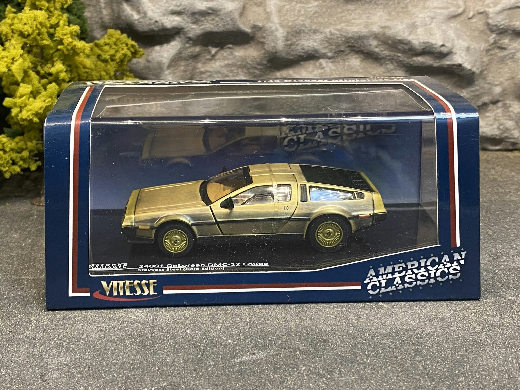 Skala 1/43 24002 DeLorean DMC-12 Coupe, Stainless steel Gold Edition fr Vitesse