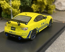 Skala 1/43 Toyota 86, Tuned by JUN, Yellow fr Tarmac Works