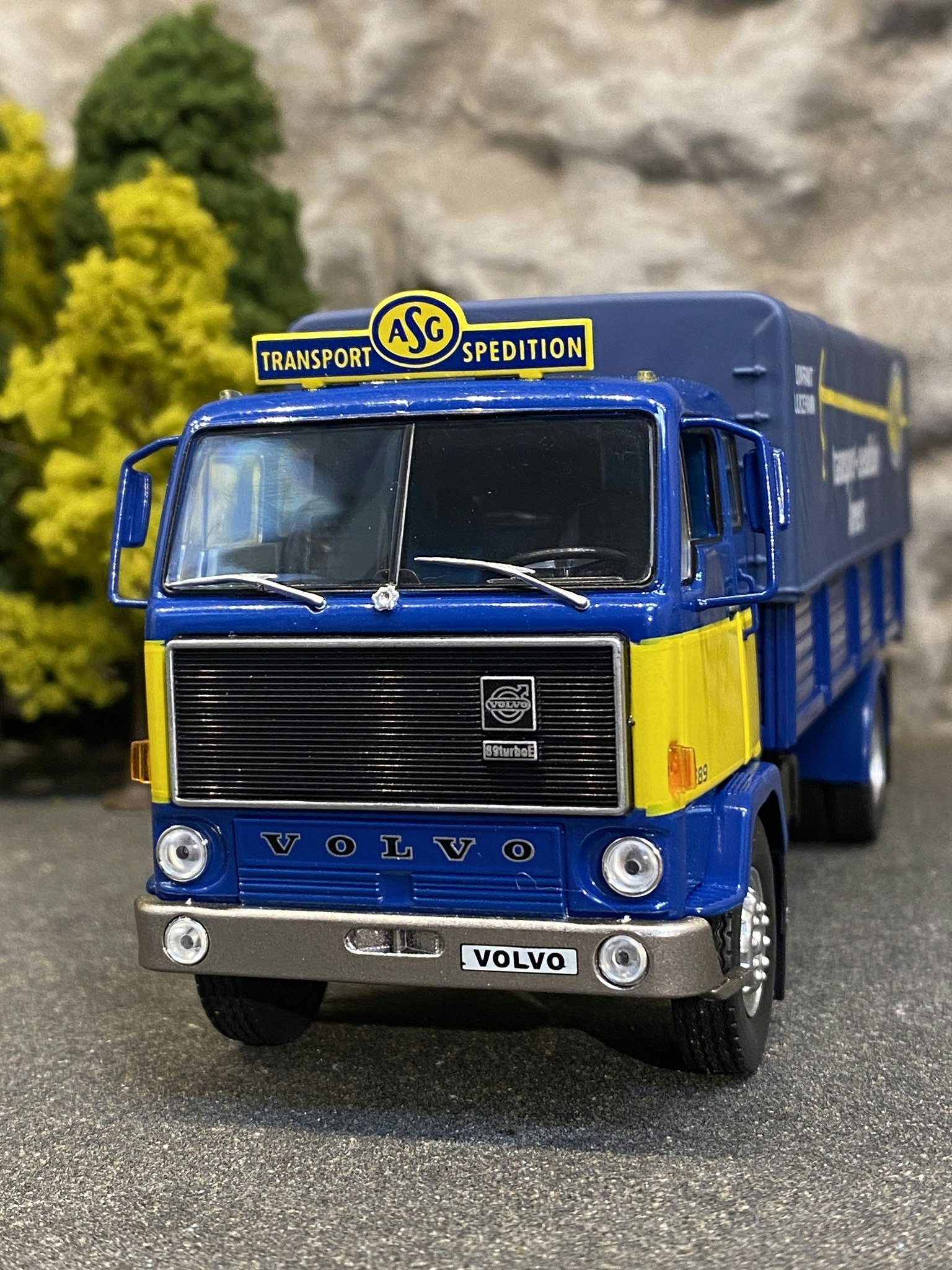 Skala 1/43 Volvo F89 "ASG LKW Frakt Ulricehamn" fr IXO / De Agostini
