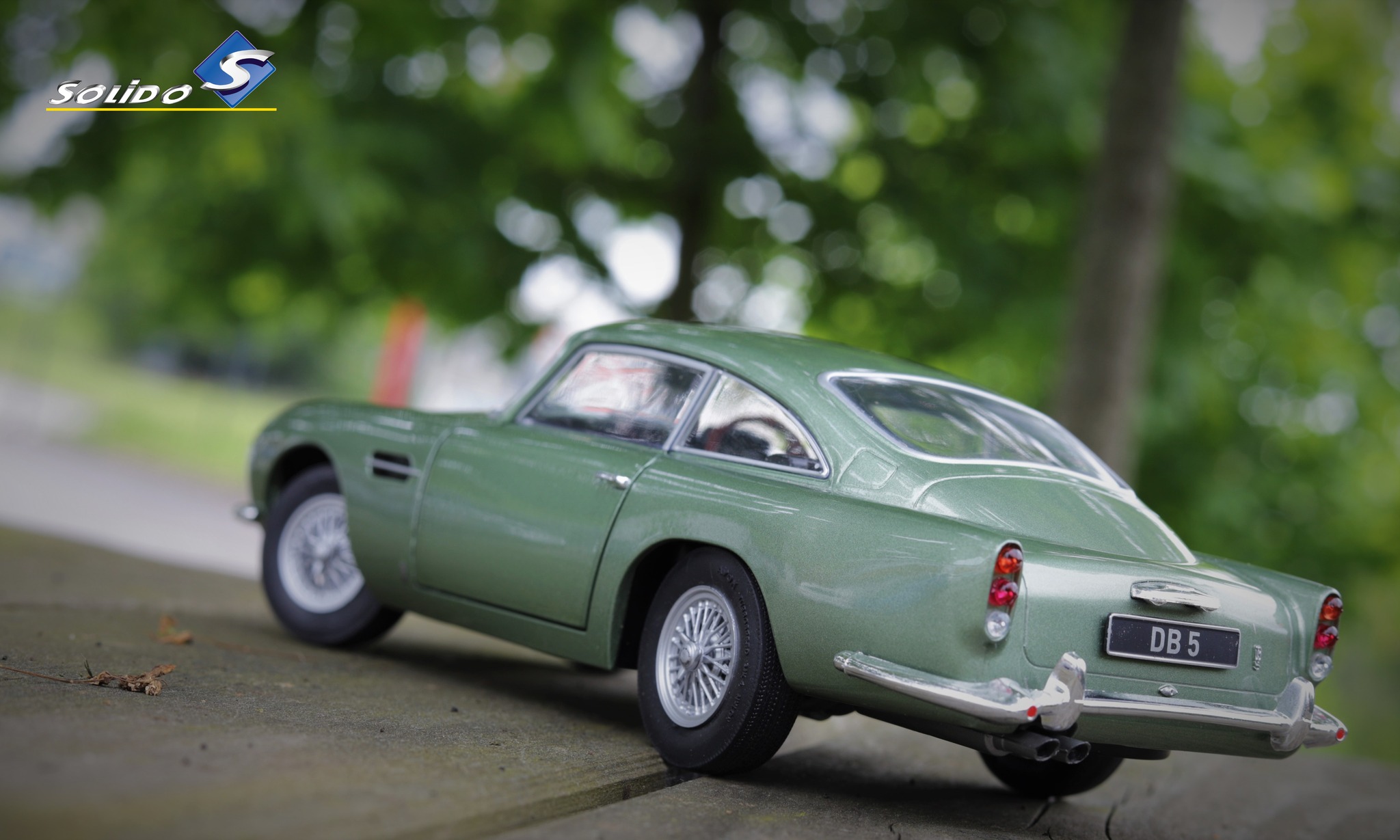 Skala 1/18 Aston Martin DB5, Porcelain Green 1964' fr Solido