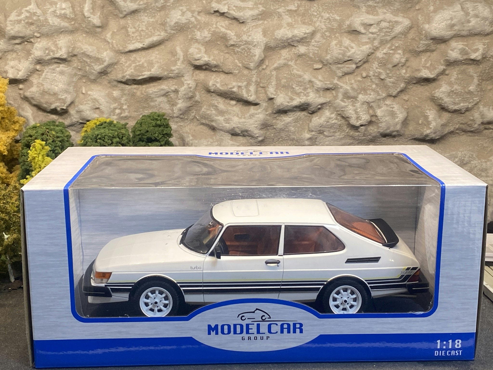 Skala 1/18 SAAB 900 Turbo, White with stripes, fr MCG Model Car Group