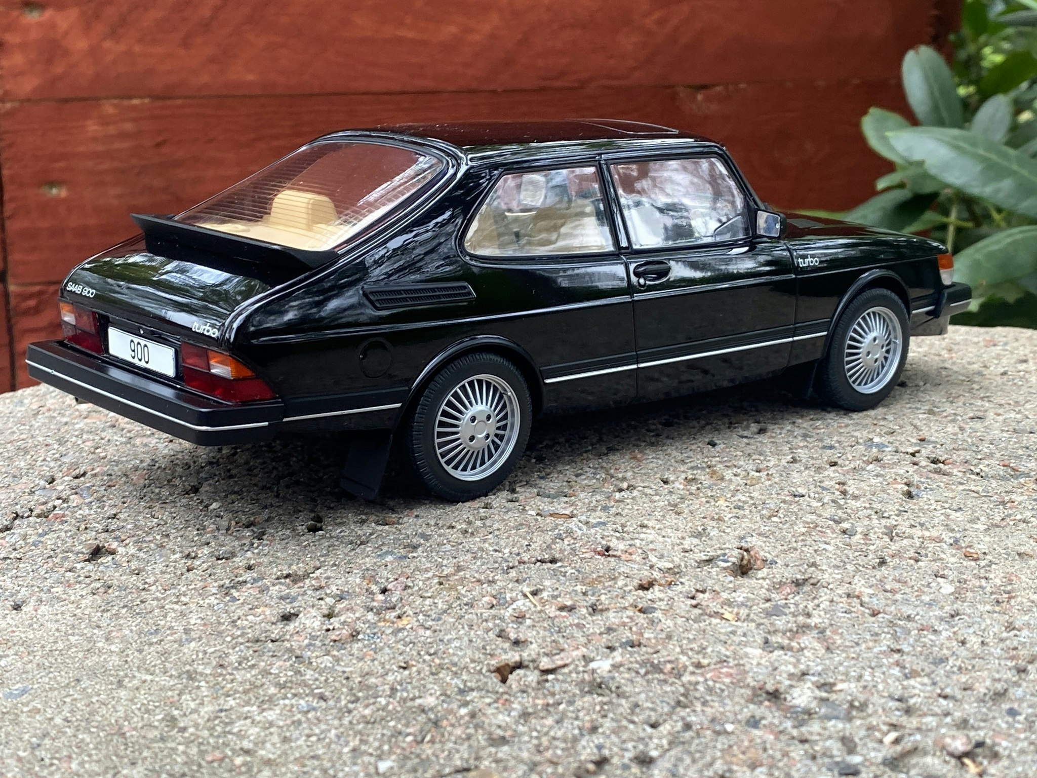 Skala 1/18 SAAB 900 Turbo, Black, fr MCG Model Car Group