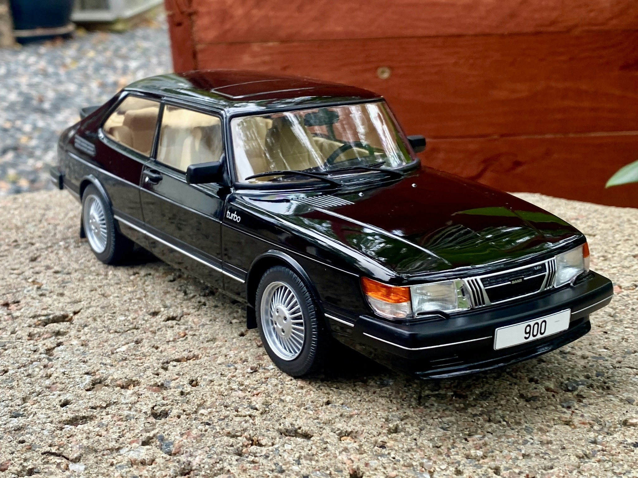 Skala 1/18 SAAB 900 Turbo, Black, fr MCG Model Car Group