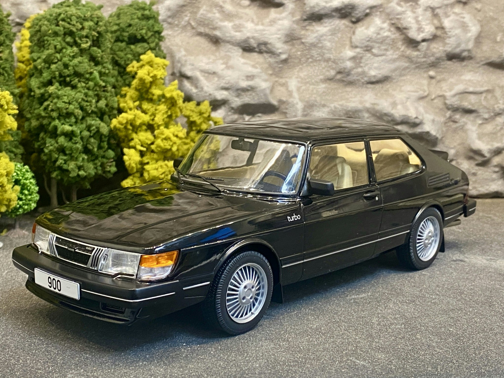 Skala 1/18 SAAB 900 Turbo, Black, fr MCG Model Car Group