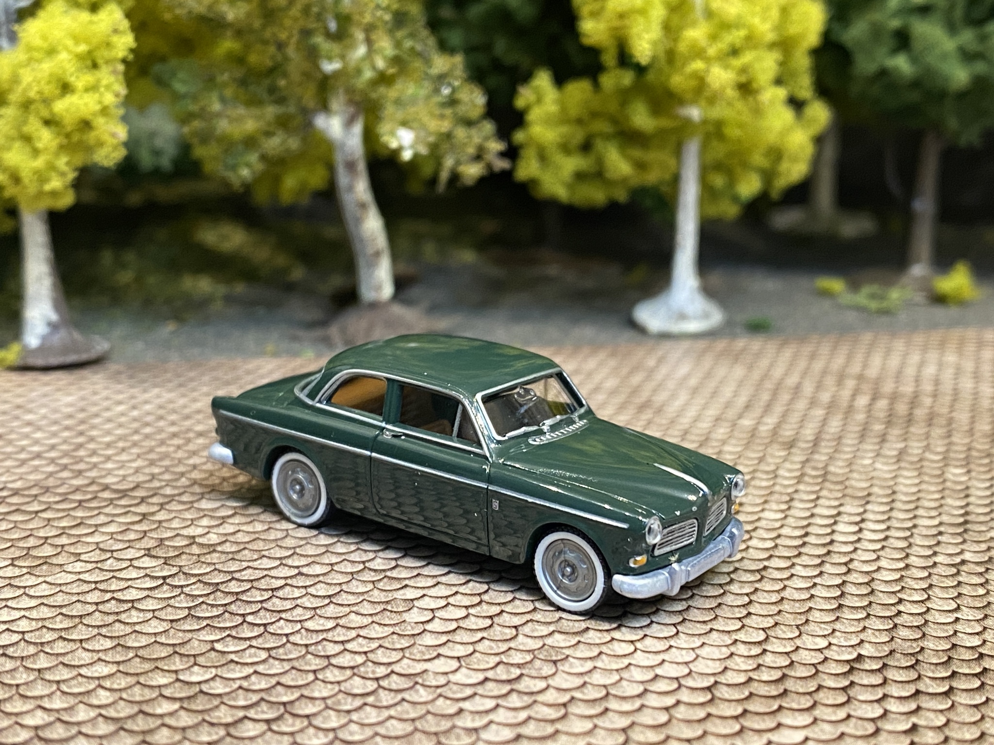 Scale 1/87 H0 - Volvo Amazon, Dark green with white wheel sides for Wiking