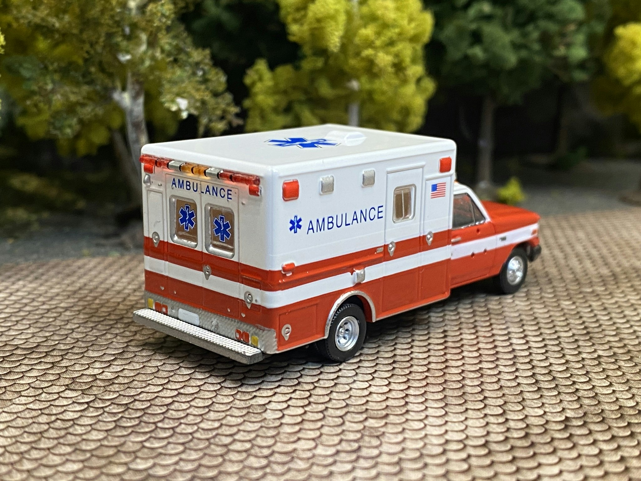 Skala 1/87 H0 - Ford F-350 Horton Ambulance, white/red fr PCX87