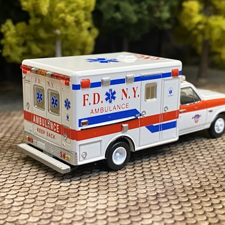 Skala 1/87 H0 - Ford F-350 Horton Ambulance, F.D.N.Y. fr PCX87