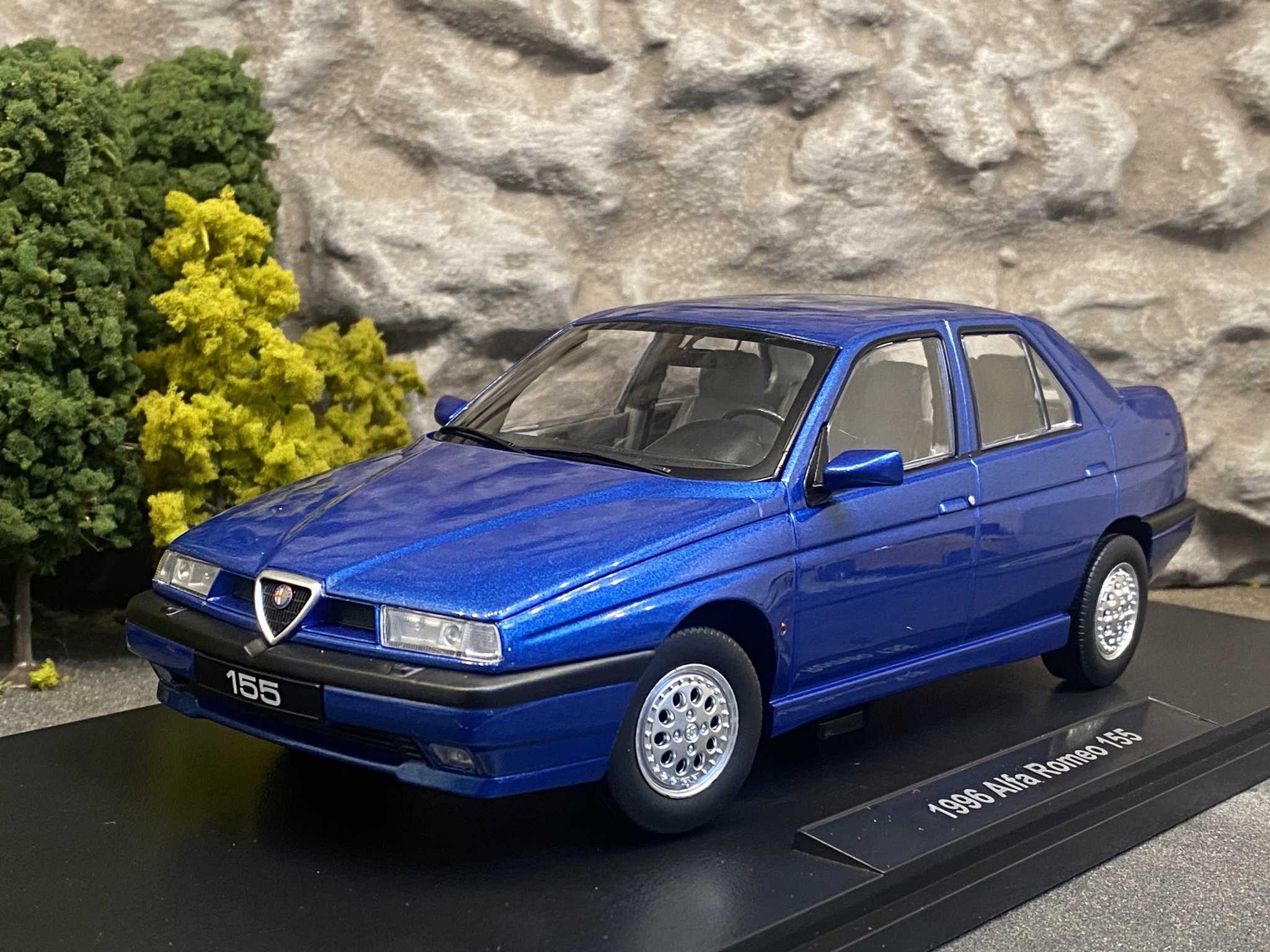 Skala 1/18 Alfa Romeo 155, 1996, blue fr Triple9 Collection