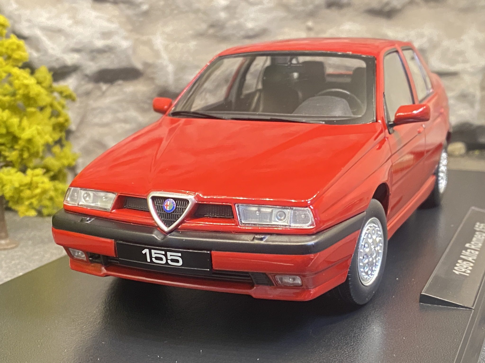 Skala 1/18 Alfa Romeo 155, 1996, red fr Triple9 Collection