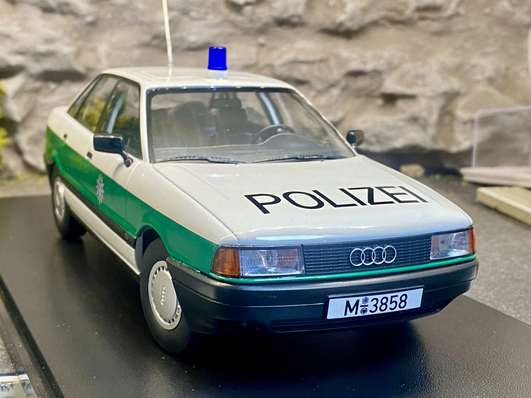 Skala 1/18 Audi 80 2,3E B21989', German Police fr Triple9 Collection