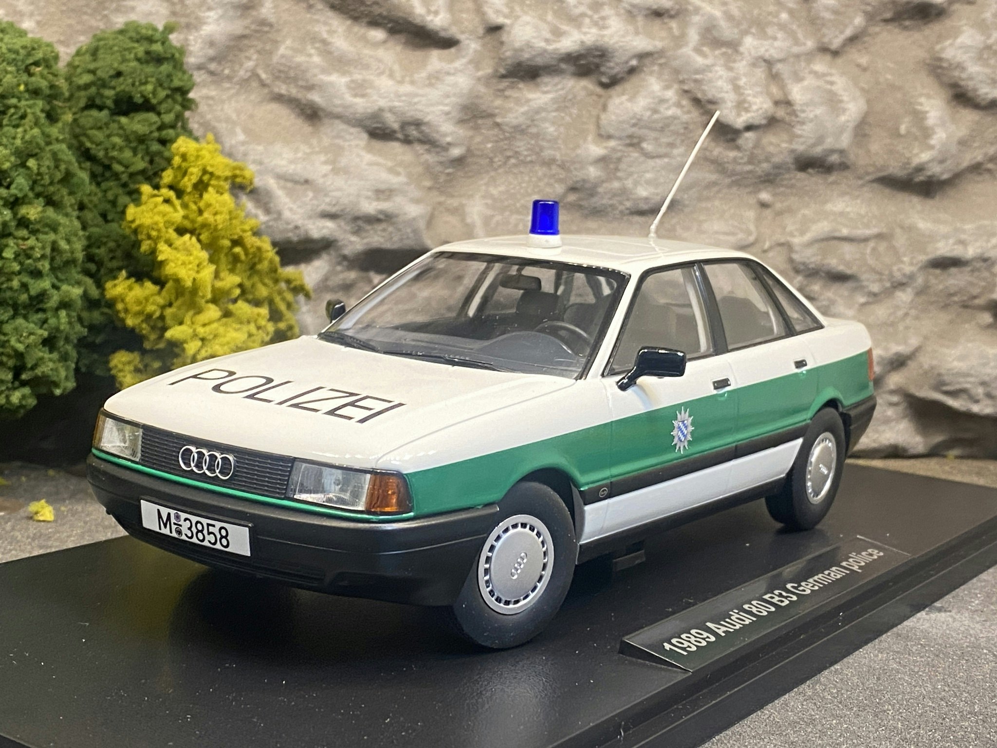 Skala 1/18 Audi 80 2,3E B21989', German Police fr Triple9 Collection