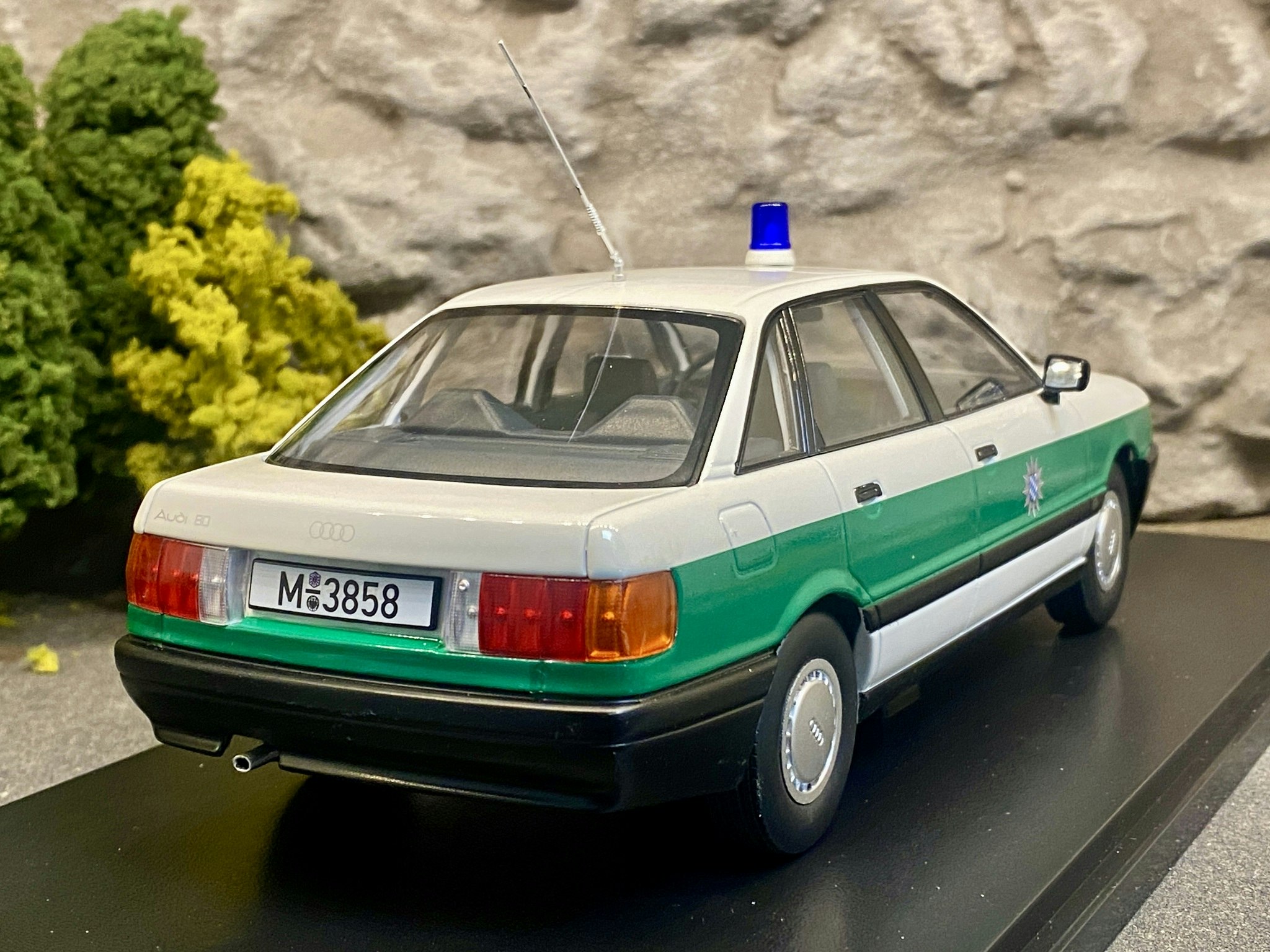 Skala 1/18 Audi 80 2,3E B21989', German Police fr Triple9 Collection