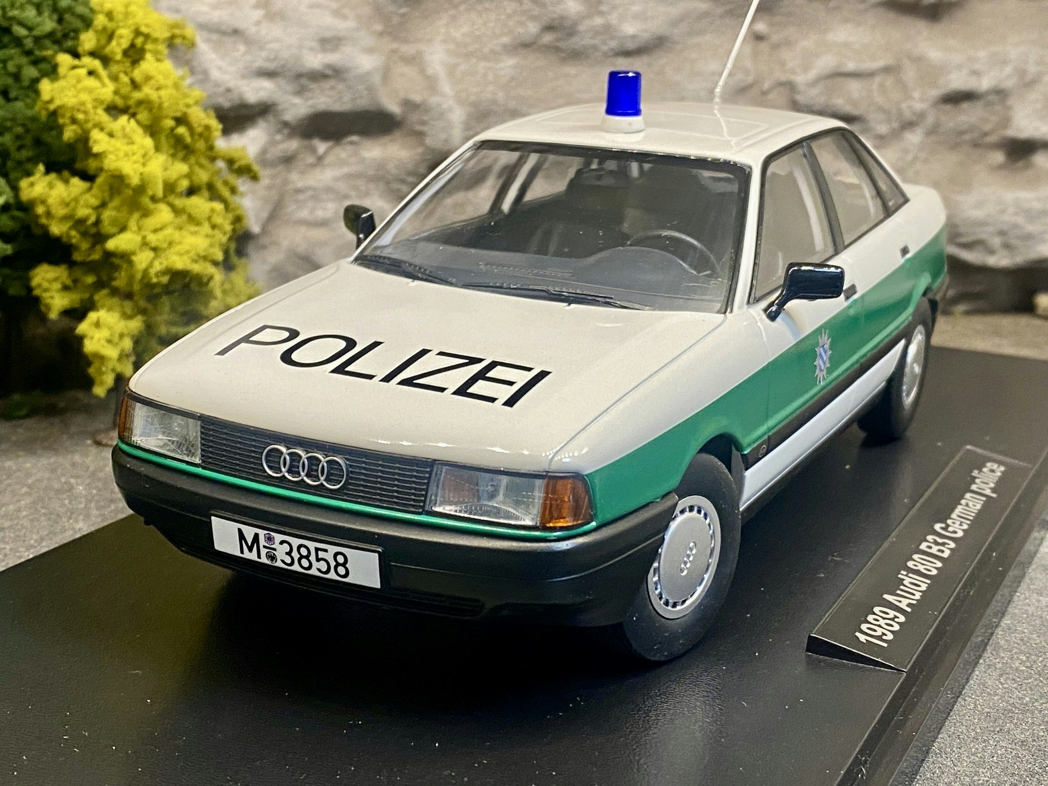 Skala 1/18 Audi 80 2,3E B21989', German Police fr Triple9 Collection