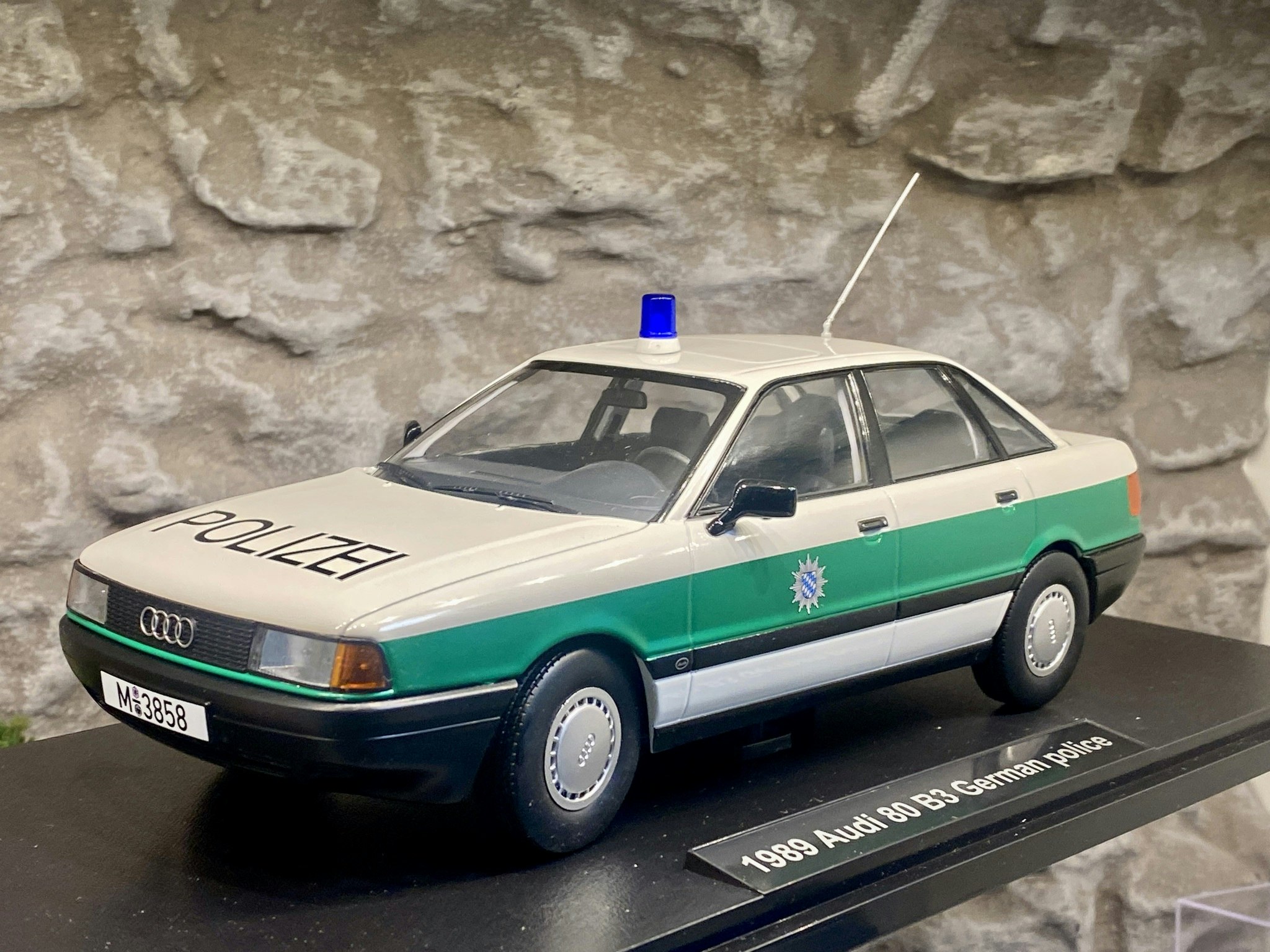 Skala 1/18 Audi 80 2,3E B21989', German Police fr Triple9 Collection