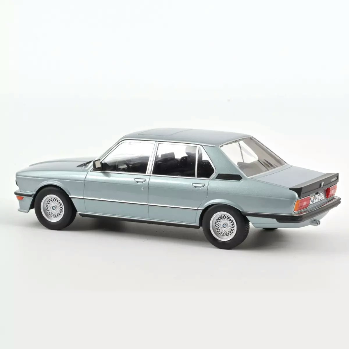 Skala 1/18 BMW M535i 1980 Metallic Blue fr Norev