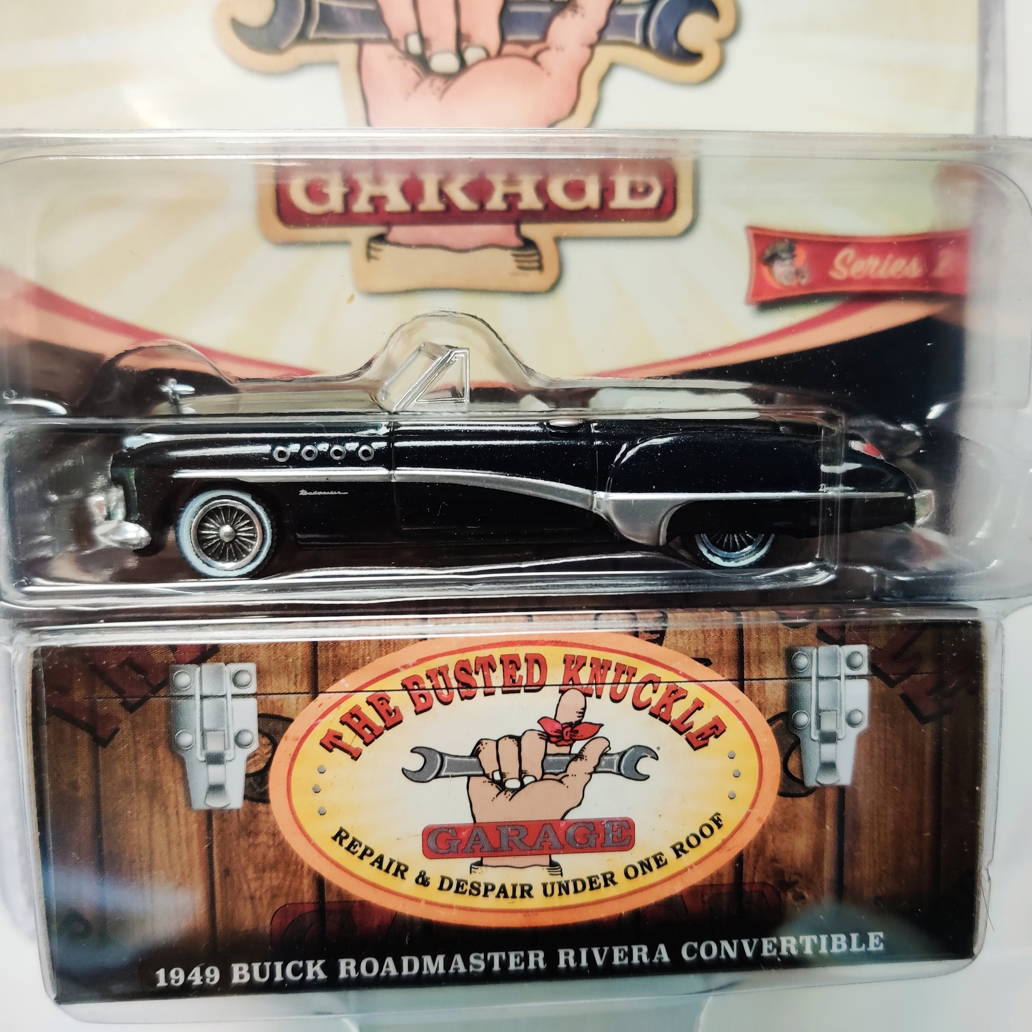 Skala 1/64 Greenlight "The Busted Knuckle Garage" Buick Roadmaster Riviera 49' convertible Ser.2