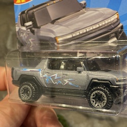 Skala 1/64 Hot Wheels "HW SREEN TIME": GMC Hummer EV 2024' - BARBIE