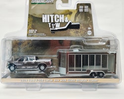 Skala 1/64 GreenLight Hollywood "Hitch & Tow" Ford F-150 Lariat 4x4 m/w Glass Display Trailer