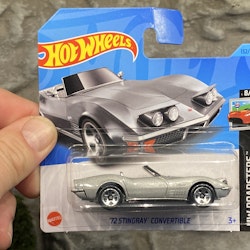 Skala 1/64 Hot Wheels: Corvette Stingray Convertible 72', The card is folded, see pic